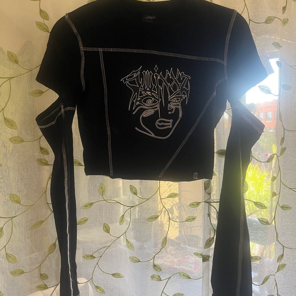Black Graphic Long Sleeve Crop Top
